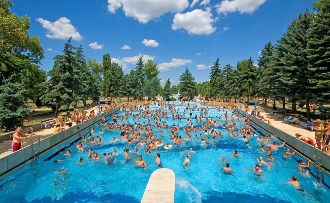A strandolás, fürdőzés a nyári hónapok legkedveltebb szabadidős tevékenységei.