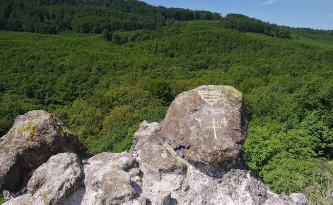 Az ősi táltosok szerint a szívcsakra a Rám-hegyen található, a Ferenczy-sziklánál.