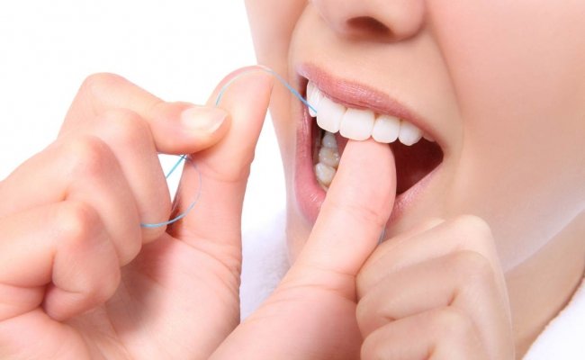 A fogselyem helyes használata a szájhigiénia fontos része.