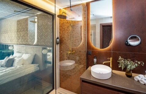 Superior romantic szoba üvegfallal vízparti terasszal/erkéllyel